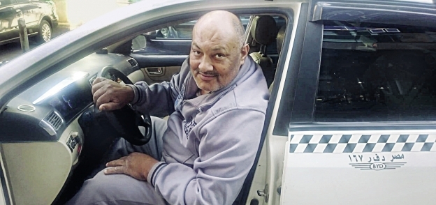 «مصطفى» سائق تاكسى يضع قائمة من الممنوعات قبل السير