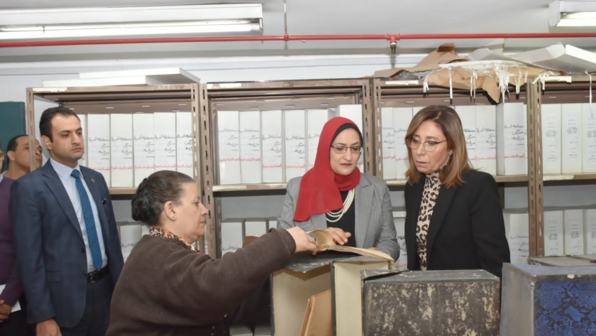 الدكتورة نيفين الكيلاني وزيرة الثقافة خلال جولتها في دار الكتب