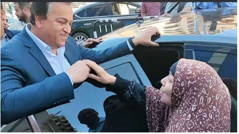 فى لفتة إنسانية.. د. خالد عبد الغفار يحقق حلم سيدة مسنة طلبت منه سكنا خلال زيارته لطنطا