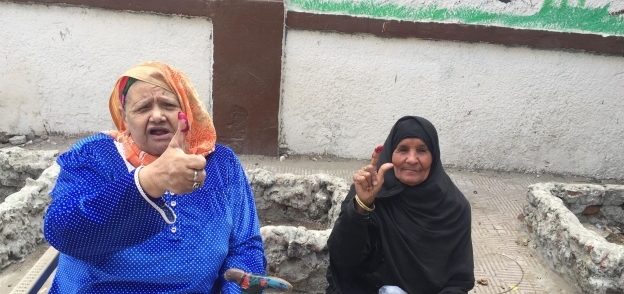 الحاجة ياسمين وصديقتها أمام لجنة الانتخابات في إمبابة من 7 الصبح
