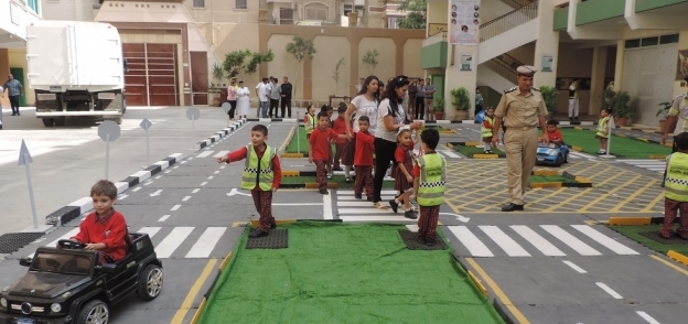 بالصور| إنشاء مدينة مرورية متنقلة للأطفال في مدرسة بالفيوم