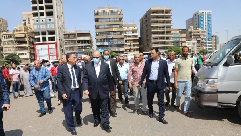 محافظ القاهرة يتابع انتظام عمل المواقف