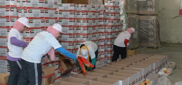 "الأورمان"و "الهلال الإماراتي" يوزعان 500 كرتونة مواد غذائية بالفيوم