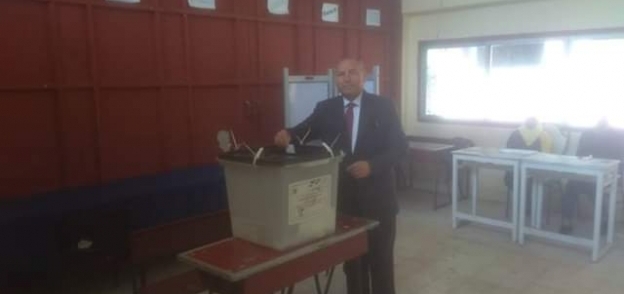نائب محافظ القاهرة يدلى بصوته فى المعادى