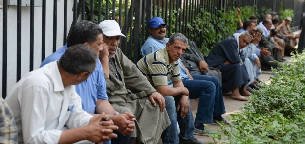 مجموعة من عمال اليومية فى انتظار «الرزق»