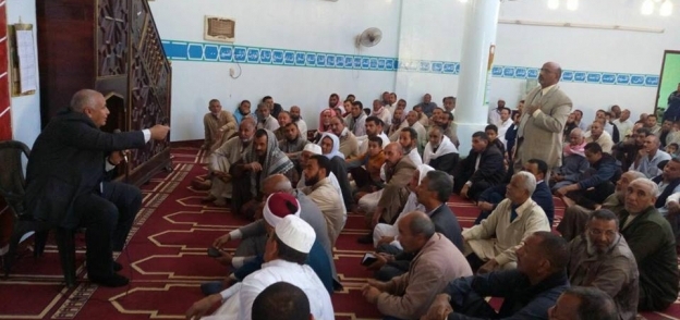 محافظ الوادى الجديد يلتقى بالمواطنين بمسجد قرية عزب القصر بالداخلة