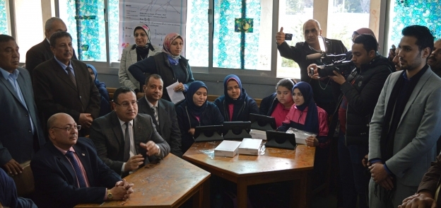 محافظ الإسكندرية يوجه معلم للاستخدام الصحيح للسبورة الذكية