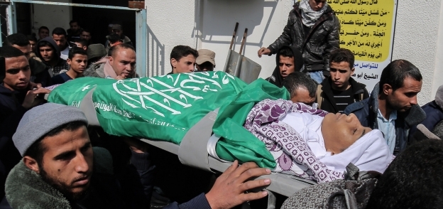 أهالى غزة يشيعون جثمان أحد الشهداء الذين سقطوا فى الغارات الإسرائيلية
