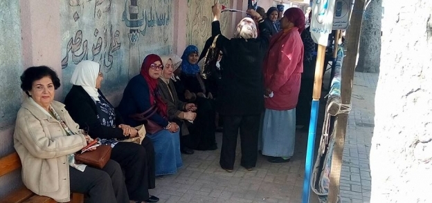 إقبال السيدات للإدلاء بأصواتهن وسط الإسكندرية