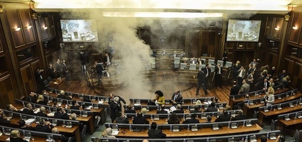 غاز مسيل للدموع داخل قاعة البرلمان الكوسوفي