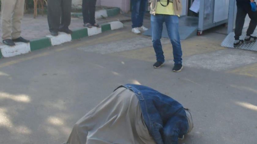 أحد العائدين من الخارج يسجد على الأرض قُبيل تسكينه في المدينة الجامعية لجامعة القاهرة
