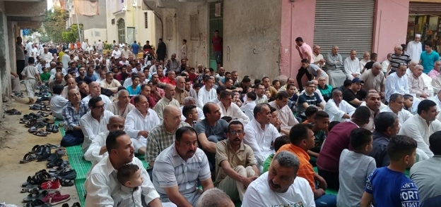 المئات يؤدون صلاة عيد الفطر في مسجد الفردوس فى الإسكندرية