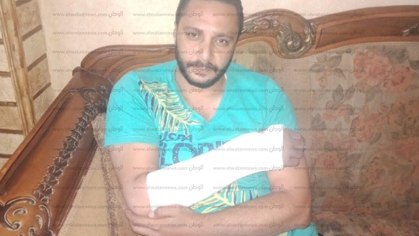 أسر  محمد الشيخ على ، مدرس مُصاب فى إقتحام مدرسة بكفر الشيخ