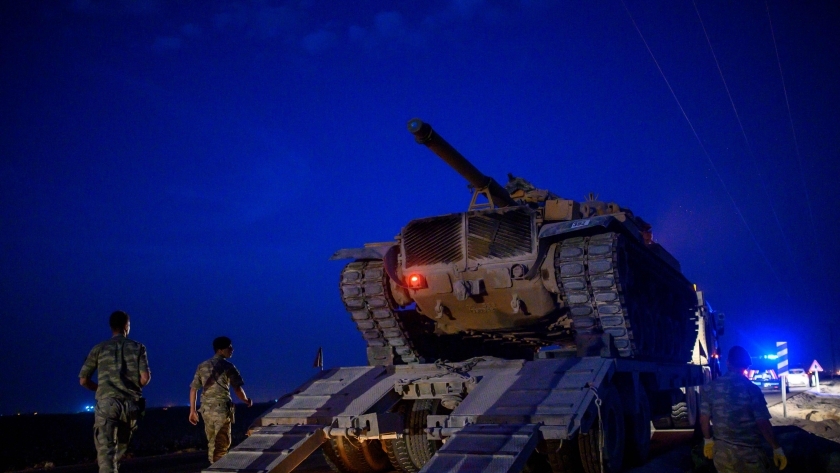 القوات التركية تنزل معداتها الثقيلة على الحدود السورية "أ.ف.ب"