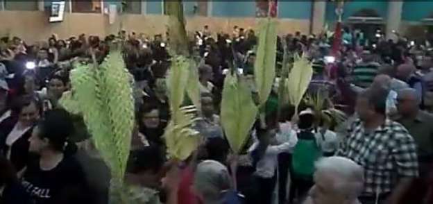 أقباط أسيوط يحتفلون بأحد" الشعانين" في حراسة أمنية مشددة