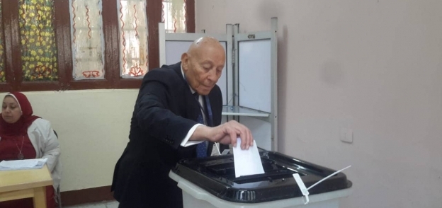 "رئيس القومي لحقوق الإنسان" يدلي بصوته بمصر الجديدة