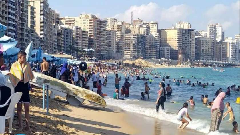 استقرار الأمواج وتحسن الطقس في الإسكندرية