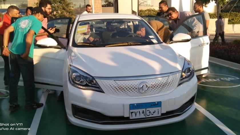 وزير قطاع الأعمال العام يطلق 13سيارة كهربائية للتجربة في مصر