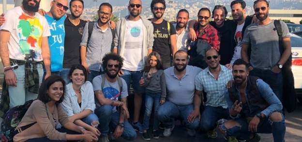 المخرج حسام علي مع فريق عمل "الرحلة" في بيروت