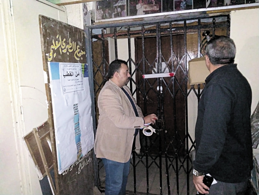 أجهزة وزارة الداخلية أثناء إغلاق «سنتر» وتشميعه