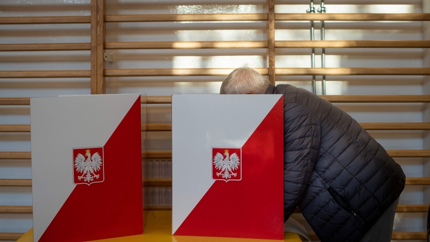 النتائج الأولية تظهر فوزًا سهلًا للحزب الحاكم في بولندا بالانتخابات