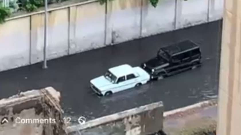 عمر ينقذ السيارات العالقة في تراكم مياه الأمطار بالإسكندرية