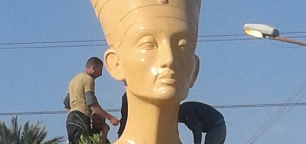 وضع تمثال جديد لرأس نفرتيتي بمدخل مدينة سمالوط