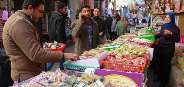 إقبال ضعيف على أسواق الحلويات بسبب ارتفاع الأسعار