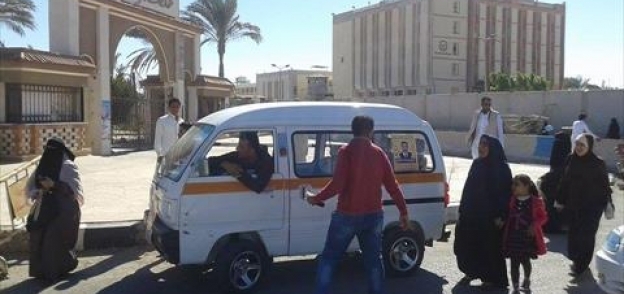 بالصور| سيارات لنقل وتوجيه الناخبين بالدائرة الثانية في جنوب سيناء