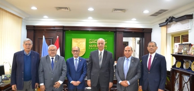 "رئيس جامعة الإسكندرية" يستقبل سفير "سلطنة بروناى"