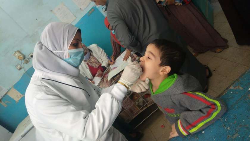 «الصحة» تطعم 15.8 مليون طفل بينهم 18 ألفا من غير المصريين ضد شلل الأطفال