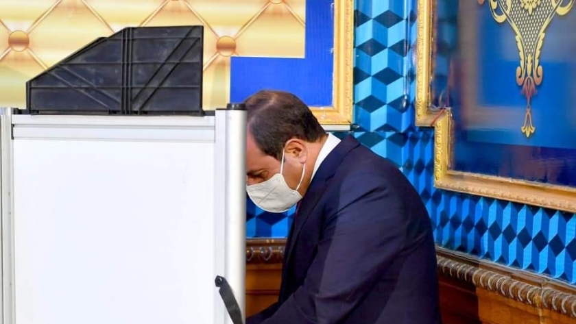 الرئيس عبدالفتاح السيسي أثناء الإدلاء بصوته