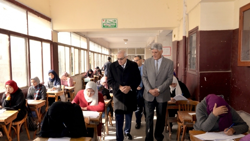 رئيس جامعة المنصورة يتفقد الامتحانات