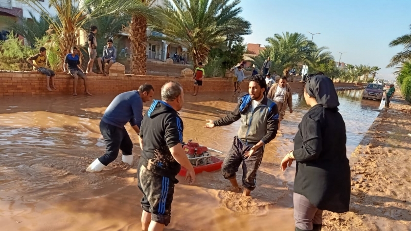 نائب محافظ جنوب سيناء تتابع عمليات كسح مياة الأمطار من الشوارع
