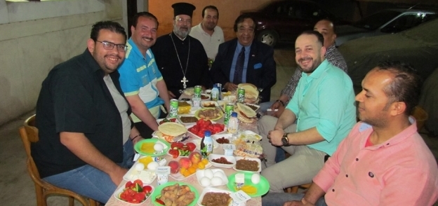 كاهن «الروم الأرثوذكس» يشرف على إعداد الطعام بنفسه: رمضان يزيدنا قرباً