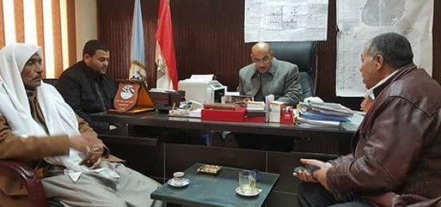 رئيس مدينة الضبعه خلال اجتماعه مع مجلس الامناء لتذليل العقبات استعدادا للامتحانات