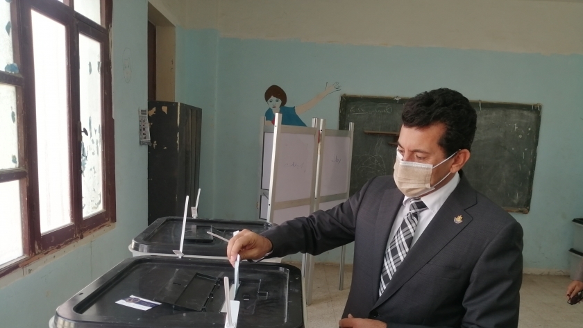 وزير الشباب يدلي بصوته بالانتخابات البرلمانية بمدينة الشروق