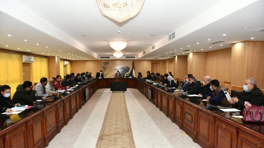 محافظ الفيوم يجتمع بوكلاء الوزارات ورؤوساء مجالس المدن