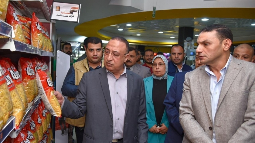 محافظ الإسكندرية خلال متابعة مبادرة تخفيض اسعار السلع الغذائية