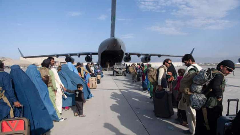 لاجئين أفغان يغادرون كابول