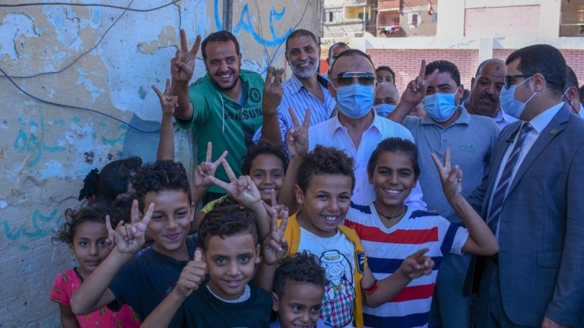 محافظ الإسكندرية يتوسط اطفال منطقة الدخلية ويرفعون علامة النصر