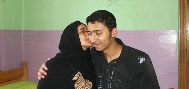 الطالب محمود ووالدته
