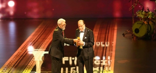 لحظة تكريم حسن حسني بمهرجان القاهرة السينمائي