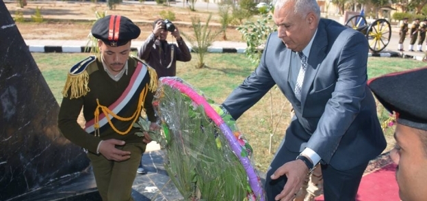 في ذكري أعياد الشرطة:محافظ الوادي الجديد يضع أكليل الزهور علي النصب التذكاري للشهداء