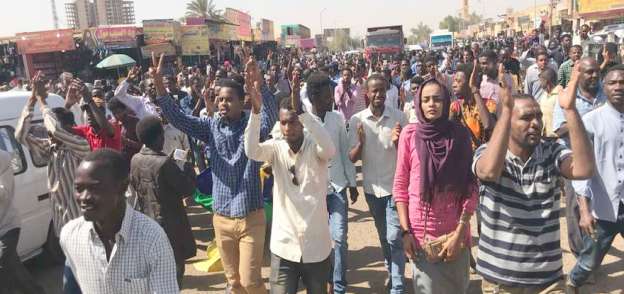 حشود ضخمة من السودانيين وسط العاصمة قبل إذاعة بيان الجيش