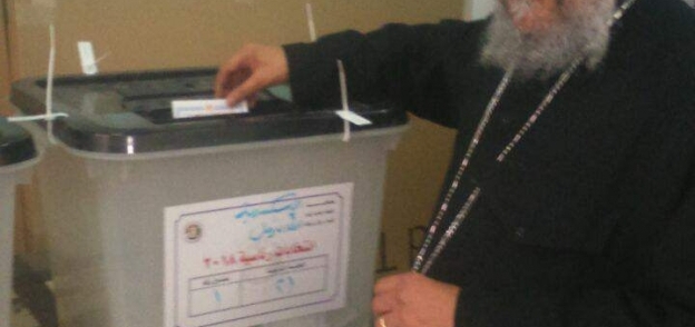 وكيل بطريريكية الأقباط الأرثوذكس بالإسكندرية يدلي بصوته في الانتخابات