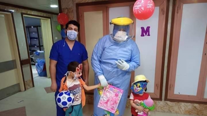 "عزل الزقازيق" يحتفل بالعيد مع طفل وطفلة مصابين بكورونا