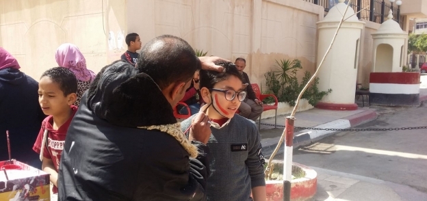 "الرسمة بجنيه" شاب يرسم علم مصر أمام لجان الإنتخابية بالإسكندرية