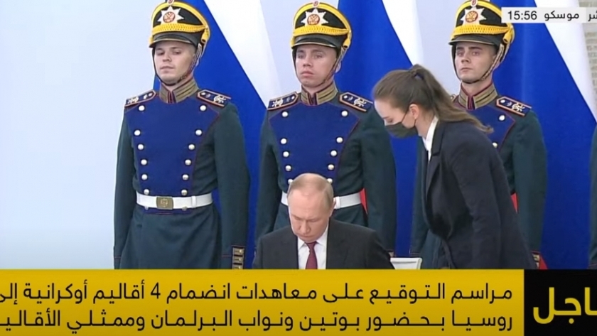 الرئيس الروسي فلادمير بوتين يوقع وثيقة ضم الأراضي الجديدة