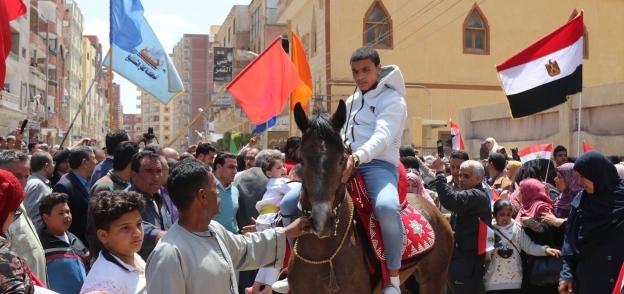 اهالى الرياض يستقبلون محافظ كفر الشيخ بالخيول